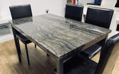 Test de la table 7 Star FURNITURE en MDF effet marbre et ses chaises élégantes