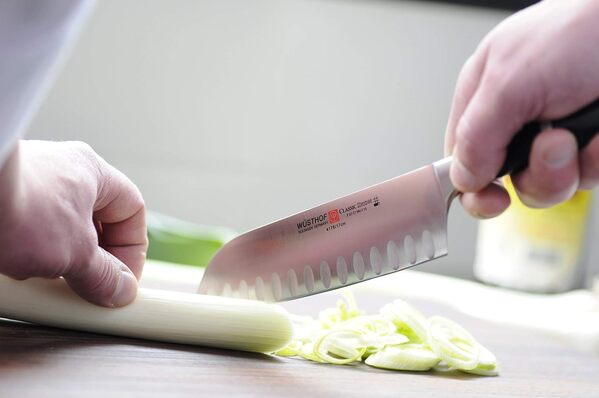 Wüsthof TR4176-7 Classic Ikon Couteau Santoku Lame Alvéolée, 17 cm