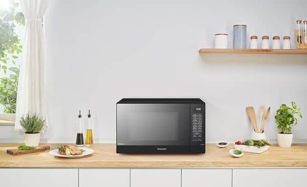 Panasonic NN-GT46KBSUG Four à Micro-ondes et Gril avec Plateau Tournant, 31 litres, Aacier Inoxydable, 1000 W, GrilL 1100 W, 24 Programmes Auto, Écran LCD, Capteur Genius, Menu Junior, Noir