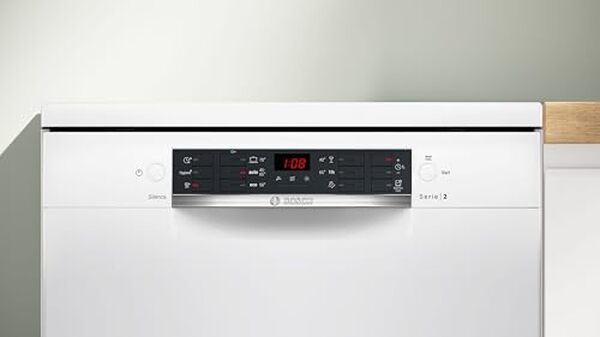 Découvrez le Bosch SMS26AW01F : un lave-vaisselle 60 cm à la fois efficace et pratique. Profitez d'une vaisselle impeccable avec cette solution fiable et moderne pour votre cuisine.